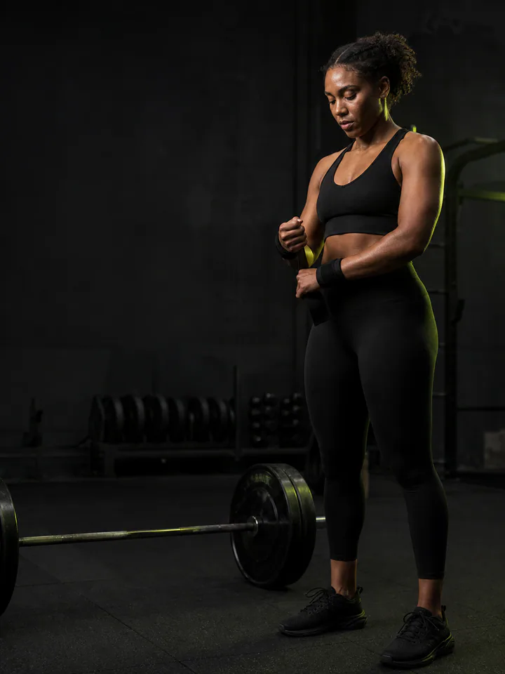 Athlète noire dans un univers sportif sombre